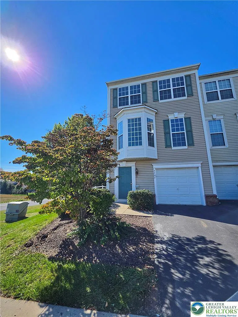 4 bed, 2.5 bath, 2032 sqft, $2,600 — Photo 2