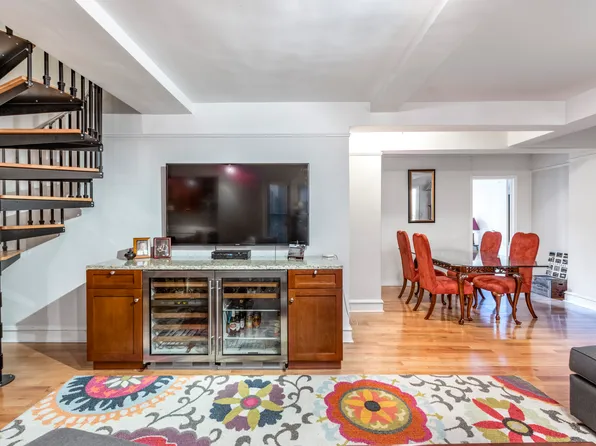 319 East 50th Street image 1 of 8