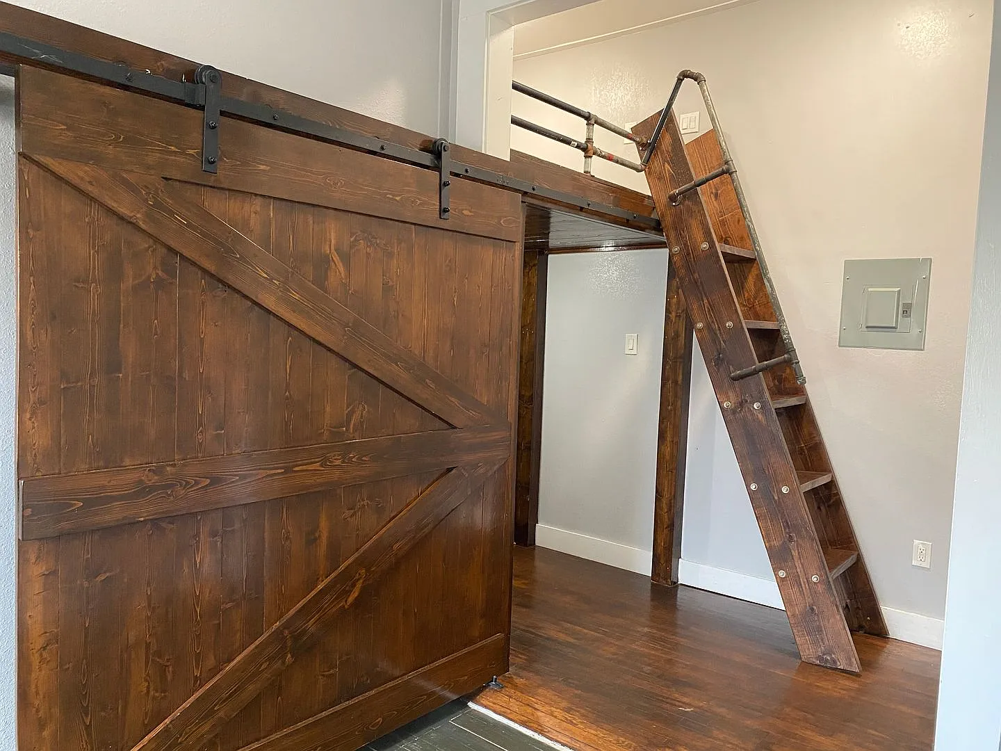 Modern Loft-Style Studio Near Downtown San Antonio — Photo 4