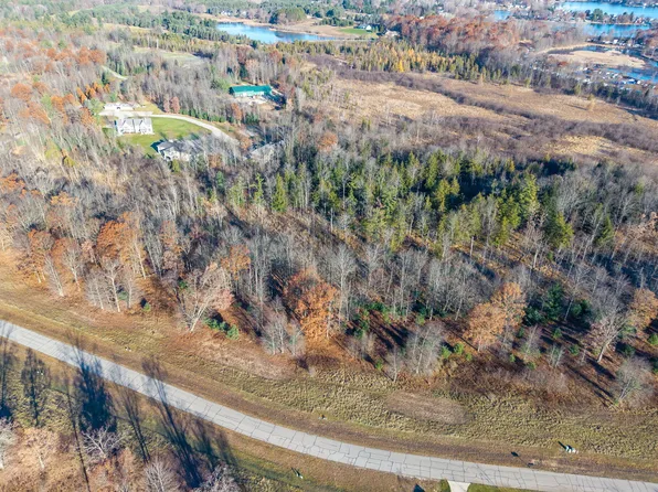 11482 Killarney Dr, Stanwood, MI 49346