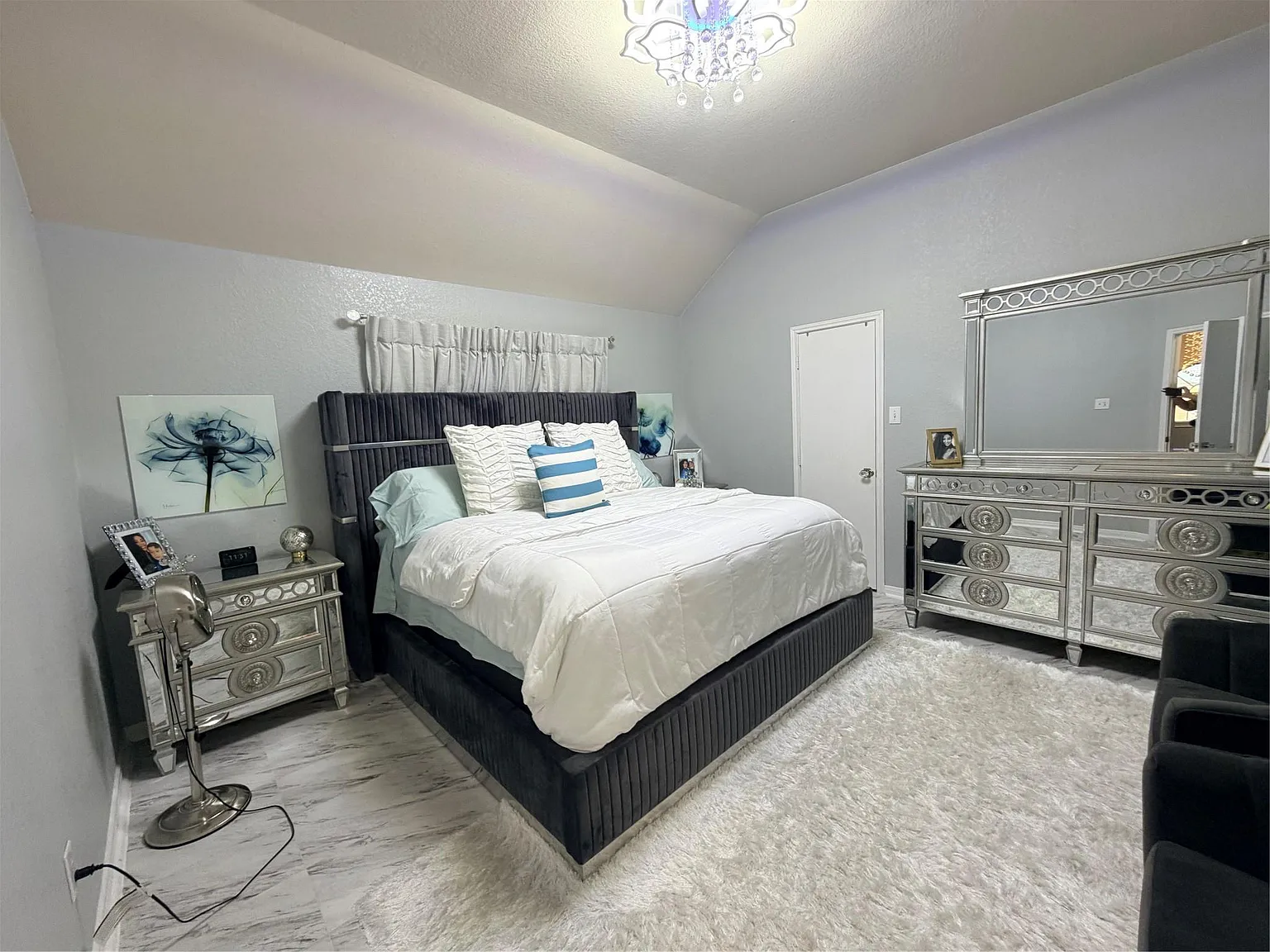 4 bed, 2.5 bath, 1899 sqft, $2,700 — Photo 2