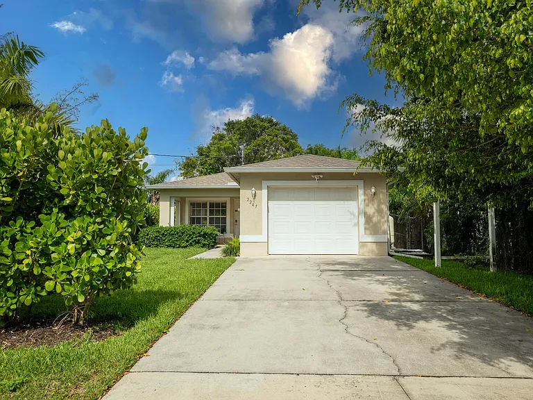 2247 Pineland Ave — Photo 1