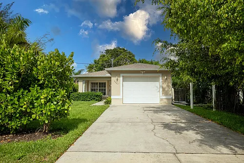 2247 Pineland Ave Photo 1