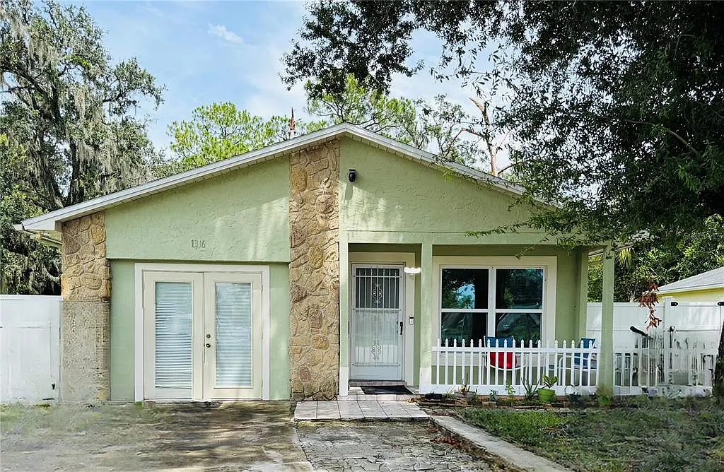 2 bed, 1.0 bath, 900 sqft, $1,700 — Photo 1