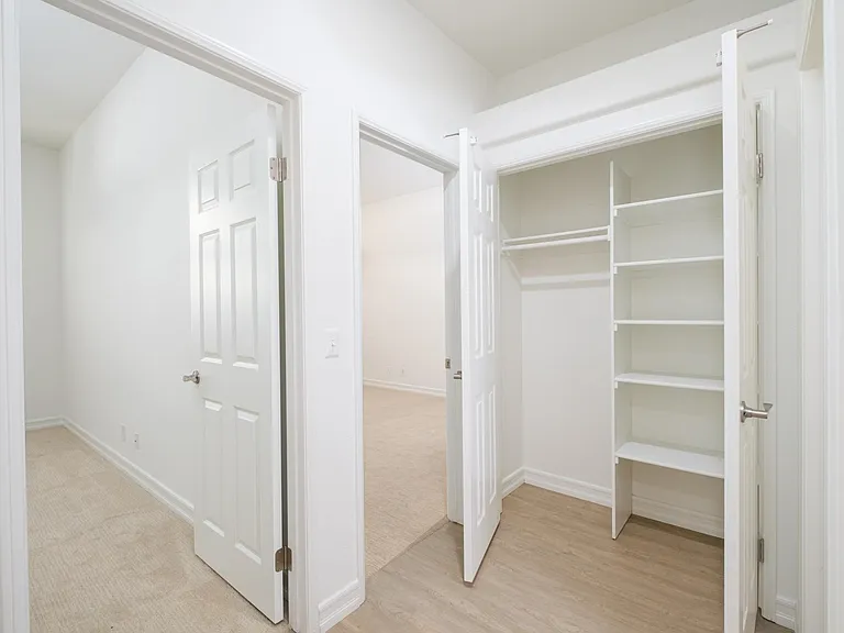 Bel Mondo Condos — Photo 28