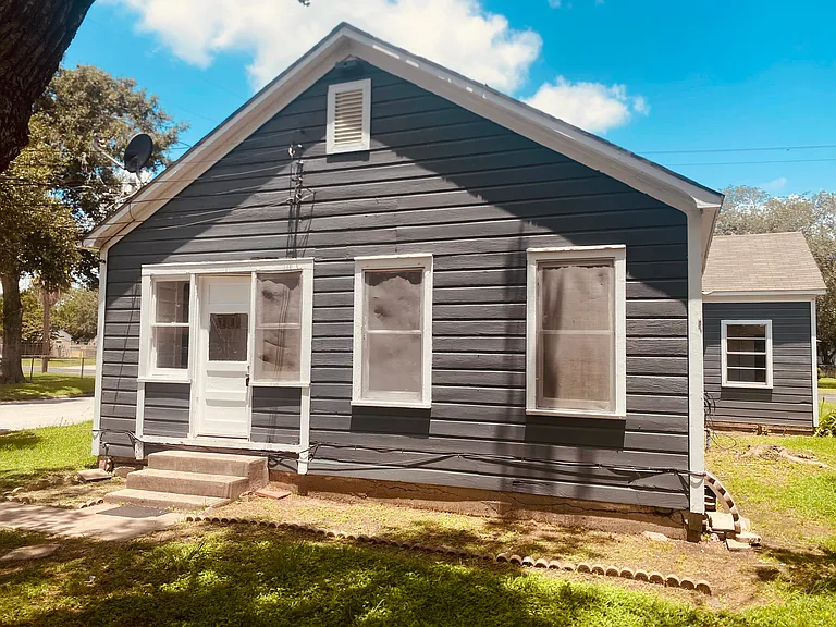 302 E Strand St — Photo 19