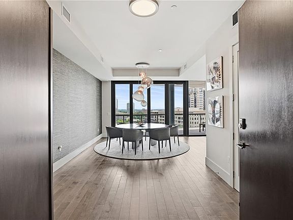3rd image of 3107 Peachtree Rd NE Unit 1001
