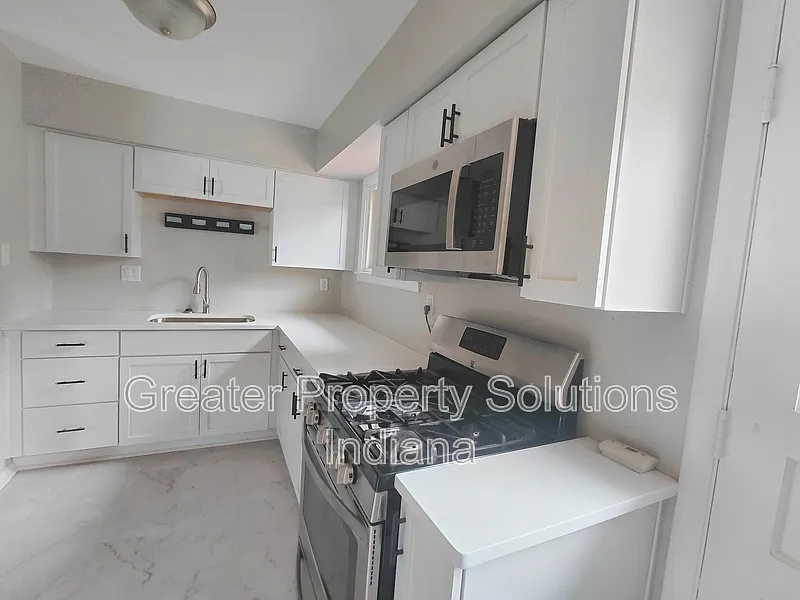 3 bed, 2.0 bath, 2350 sqft, $2,350 — Photo 4
