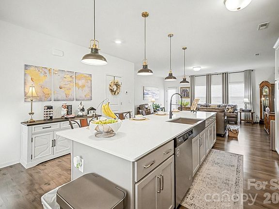 5th image of 749 Alexander Commons Dr