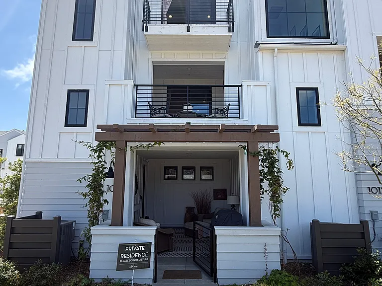 1016 Palmaria Ct — Photo 1