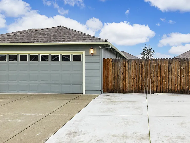 2327 Jeremy St — Photo 2