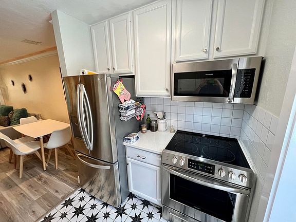 5th image of 2523 Flagler Ave #3