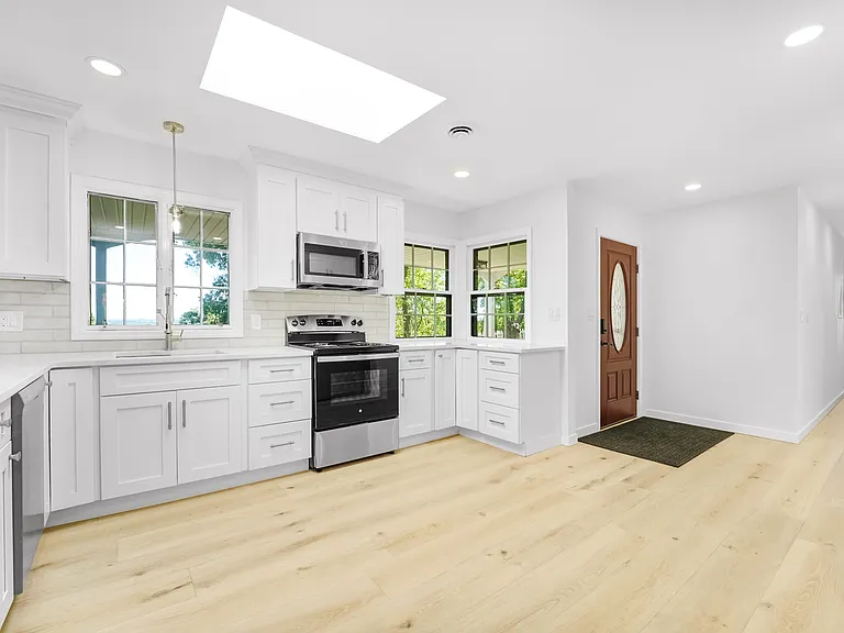 306 Warrenville Rd — Photo 8