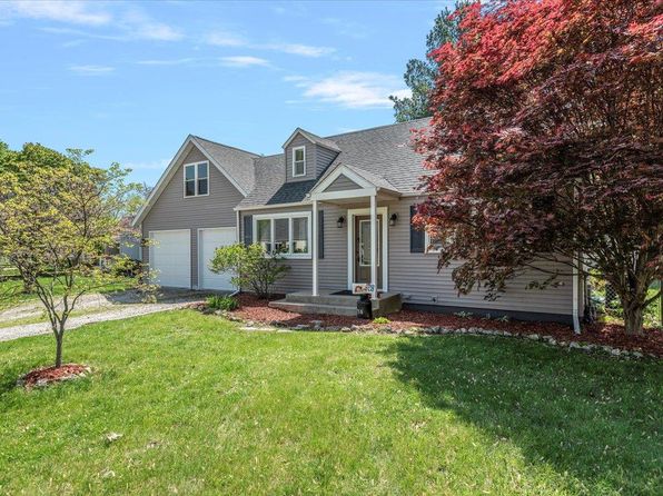 714 W Elm St, Taylorville, IL 62568