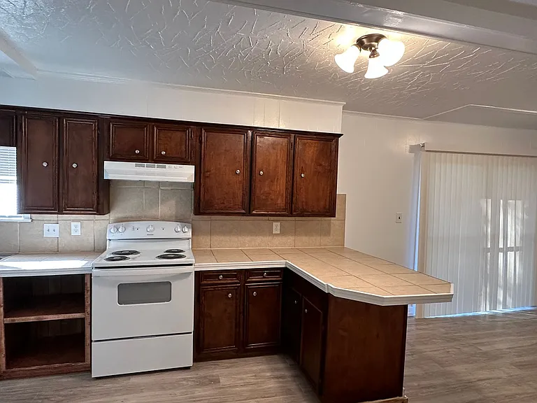 3127 Fleetwood Dr — Photo 2