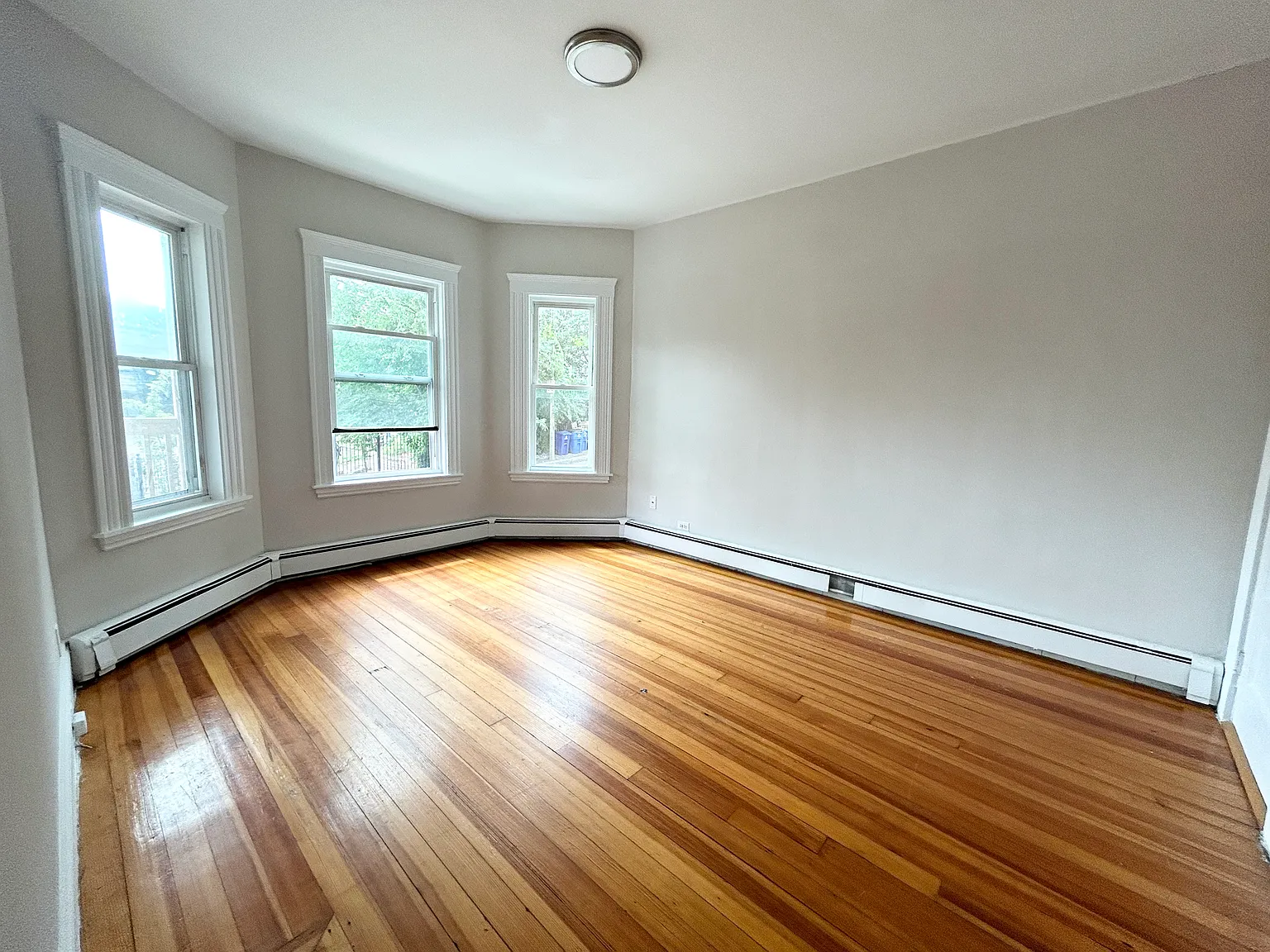 3 bed, 1.5 bath, 1200 sqft, $3,400 — Photo 2
