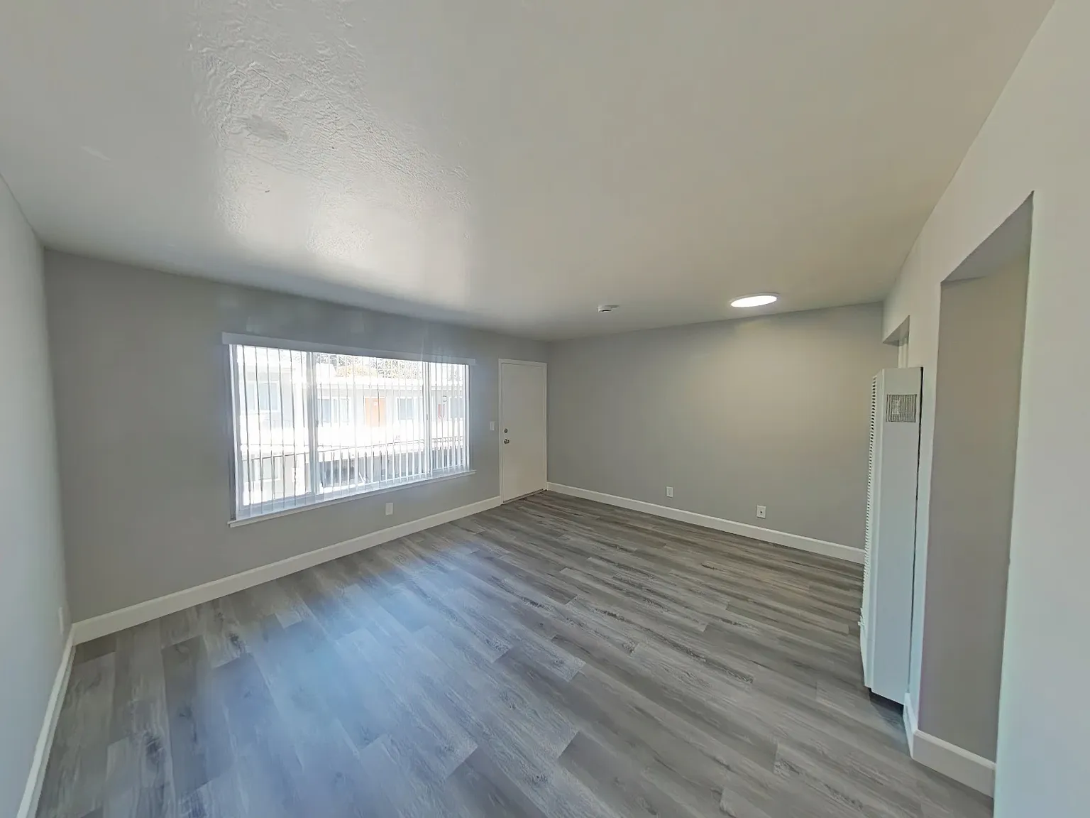 401 E Poplar Avenue — Photo 3