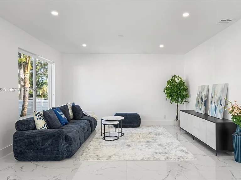 253 SW 4th St — Photo 5