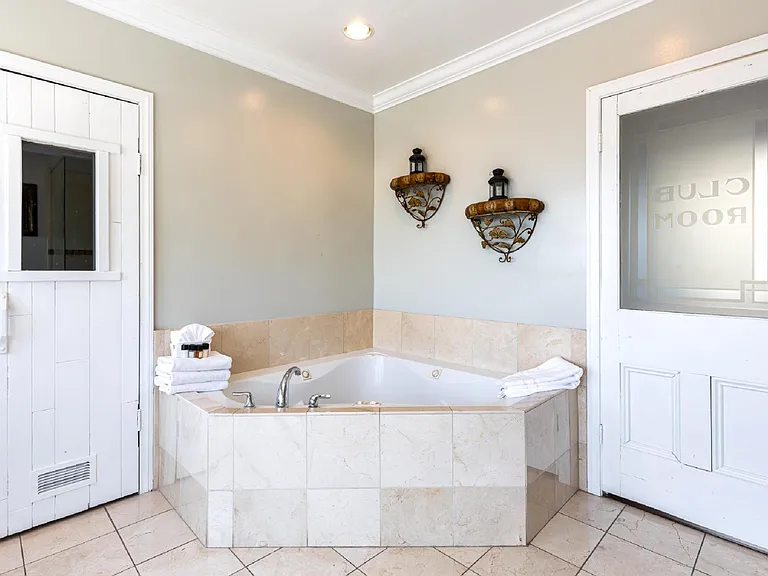 8545 Franklin Ave — Photo 23