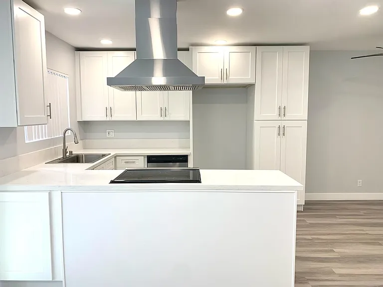 420 W Queen St #2 — Photo 1