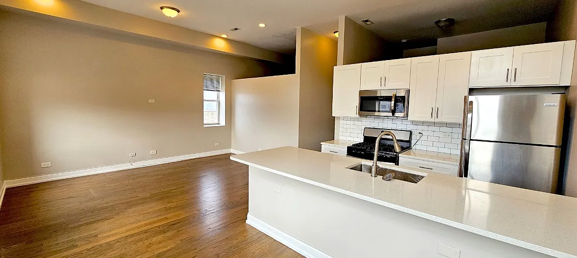 Building Photo - 2620 W Cermak Rd #3F