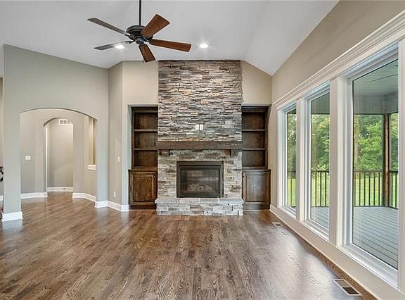 4th image of 9674 Apple Blossom Ln