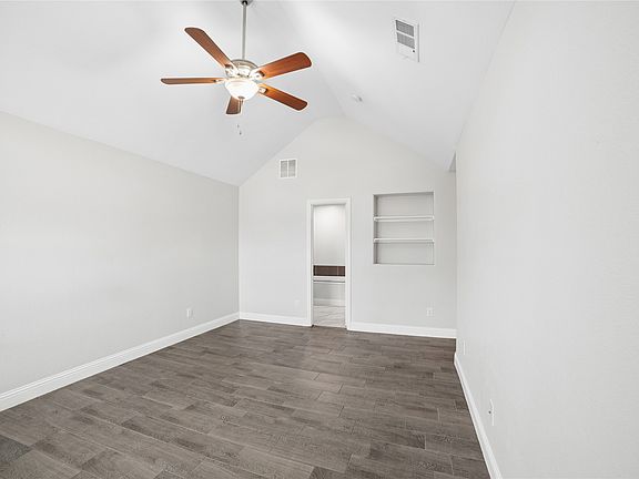 4th image of 807 N Ridge Dr