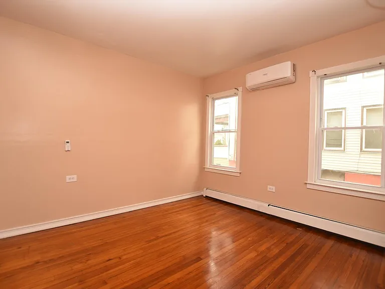 176 Adelaide St #1 — Photo 14
