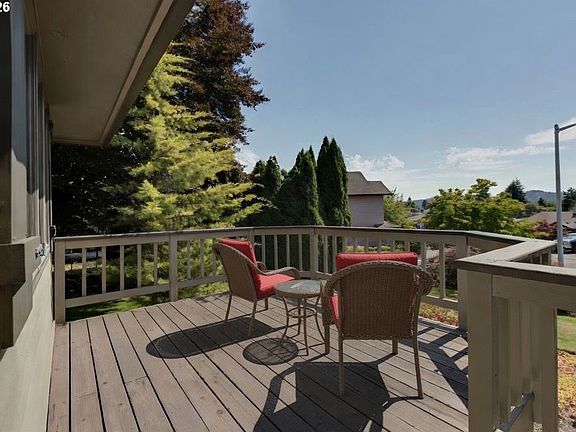 4th image of 310 NE Greenway Dr