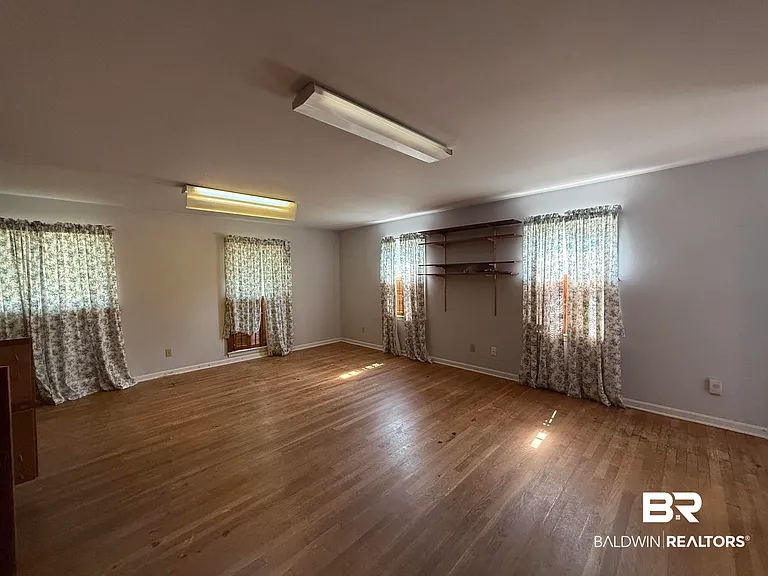 110 Patrician Dr — Photo 12