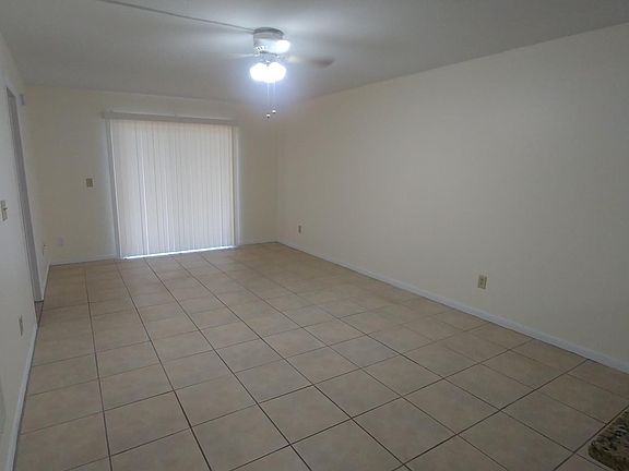 Living/dining room 21' x 12' with ceiling fan