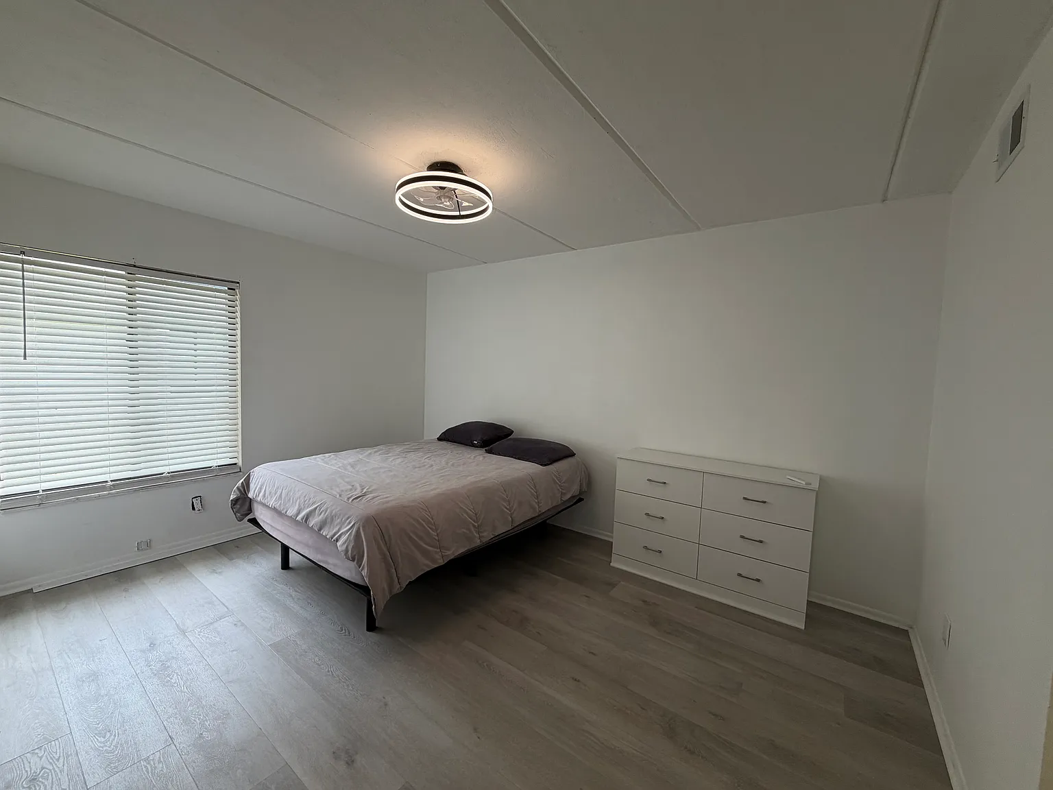 2 bed, 948 sqft, $1,600 — Photo 2