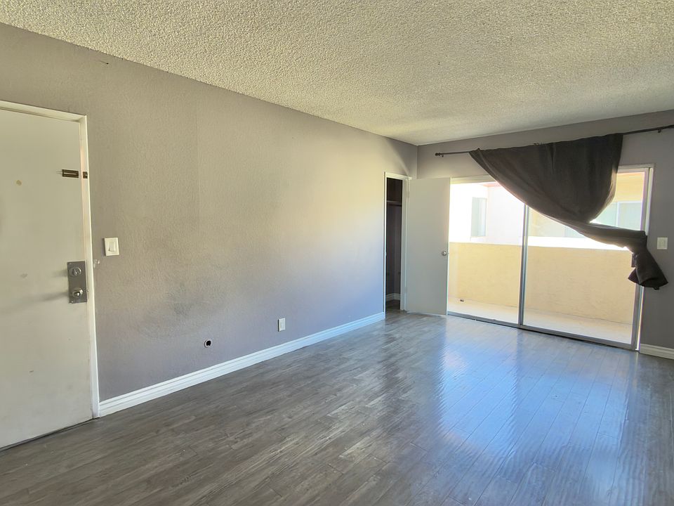 1st image of 837 S Ardmore Ave #14