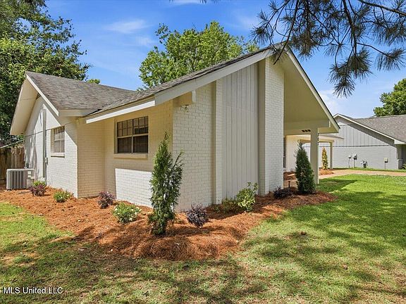 2nd image of 307 Pear Orchard Cir
