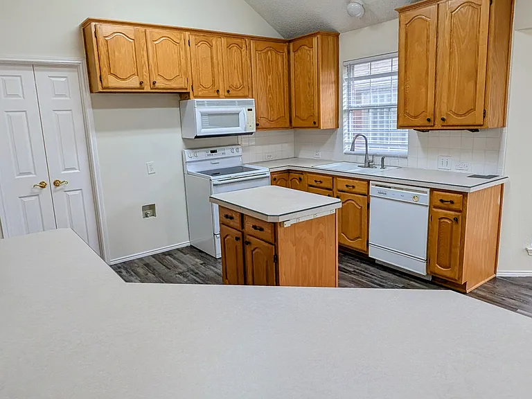 10610 Nashville Dr — Photo 2