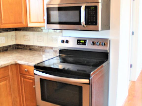 5th image of 204 W Greenbrier St