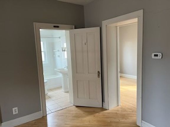 5th image of 304 S Summit St #103