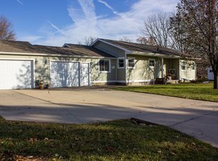 2906 Scenic Dr, Cedar Falls, IA 50613