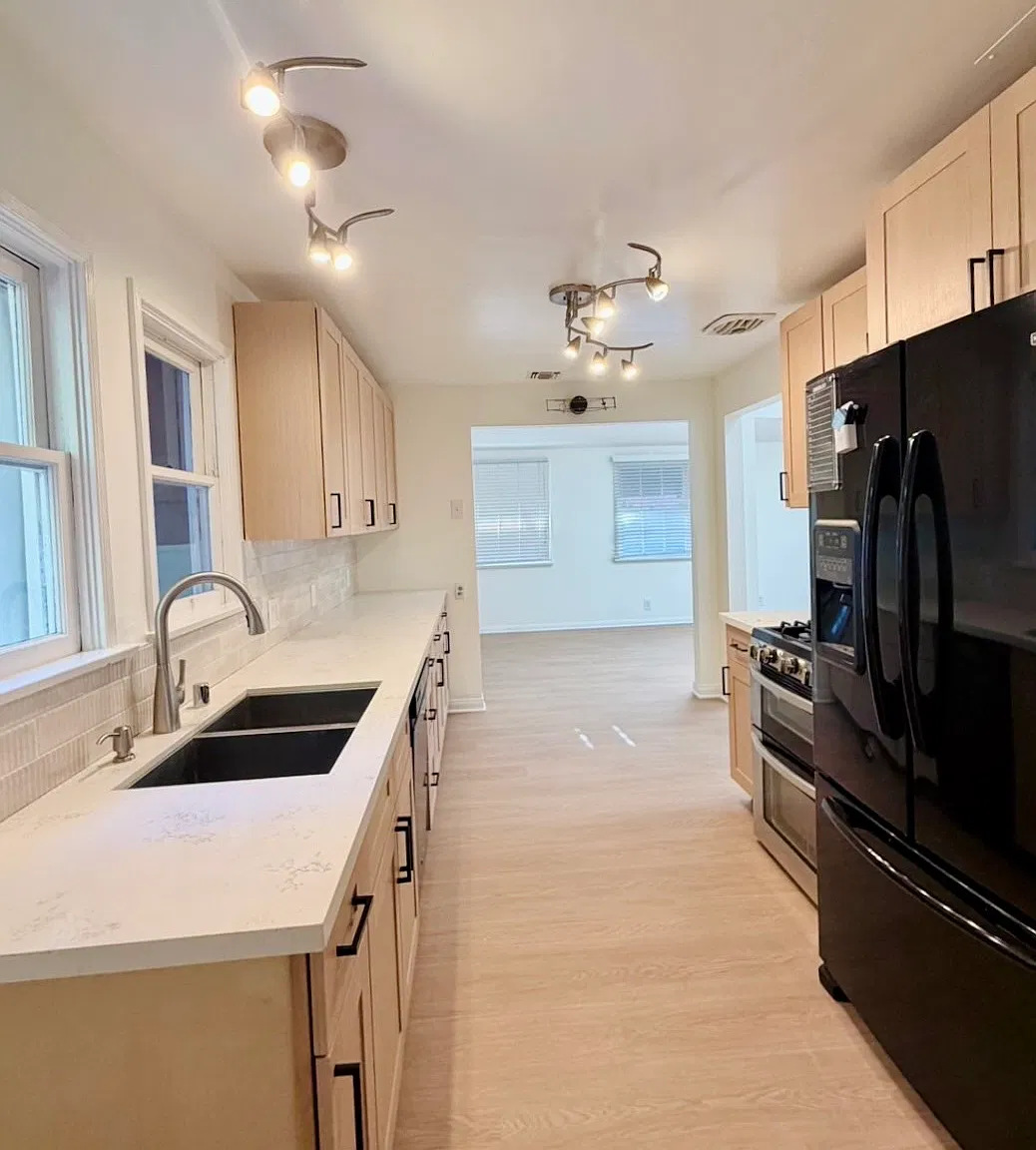 22528 Avenue San Luis — Photo 3