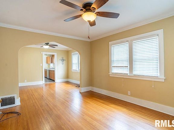 4th image of 1017 E Maywood Ave