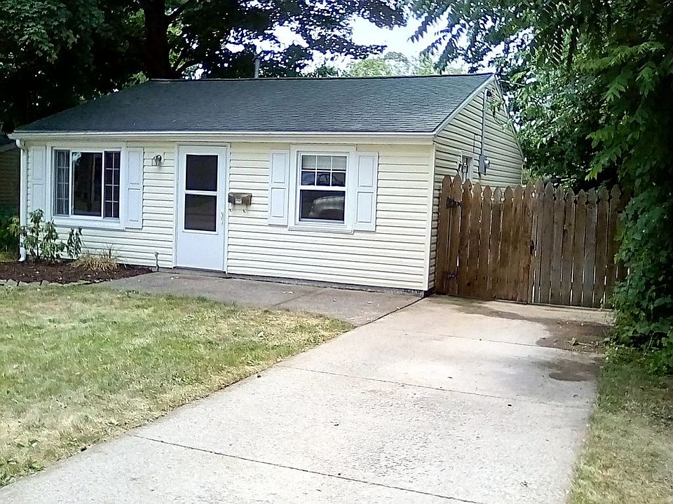 2 Bdr. Move in condition.