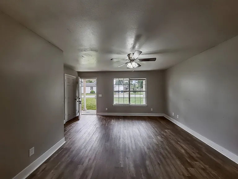 102 NW Park St #2 — Photo 4