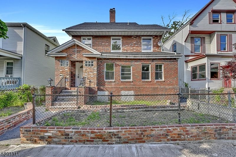 1st image of 288 William St