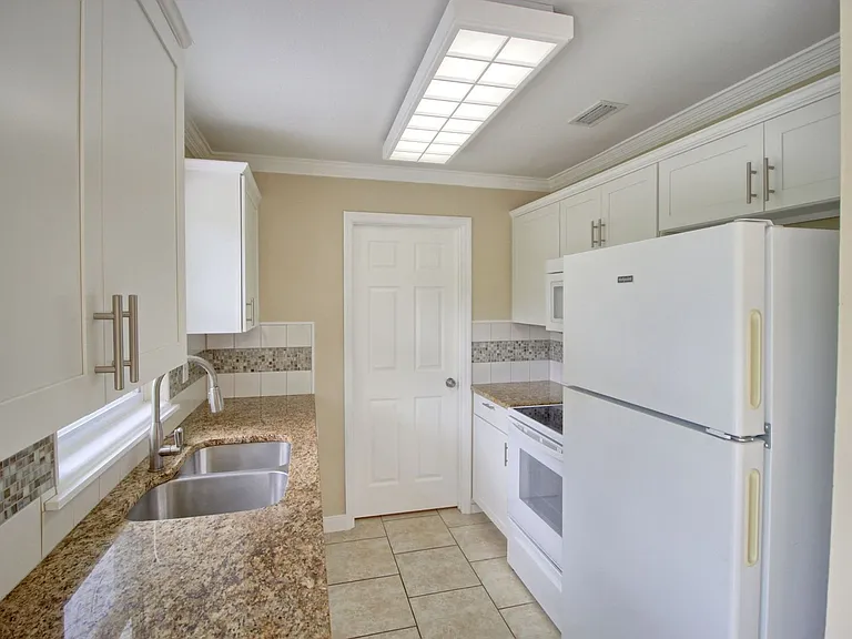 323 Elm Dr — Photo 4