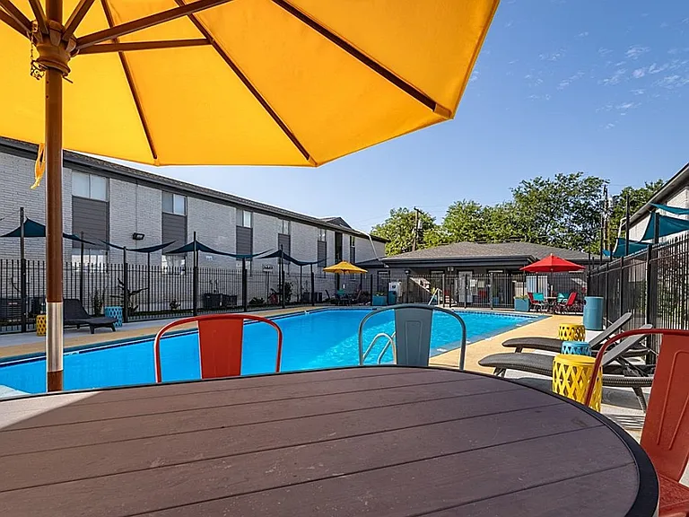 Western Oaks Apartments — Photo 15
