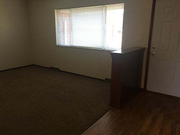Spacious Living Room - Foothills view!