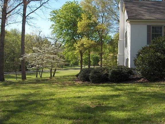 Side yard view.  Yes, that's all included!