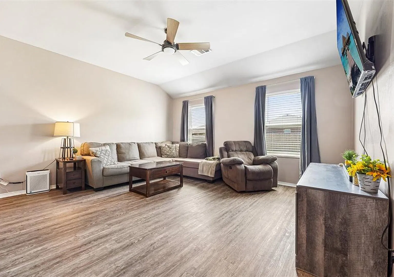 Updated 3-Bedroom Home in Newcastle — Photo 2