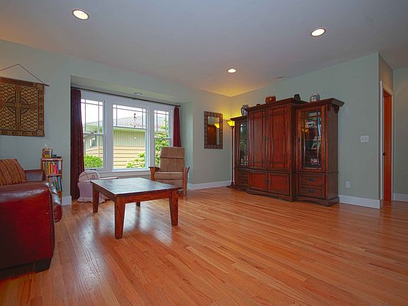 5th image of 20235 20th Ave NW