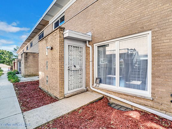 2nd image of 1076 Des Plaines Ave